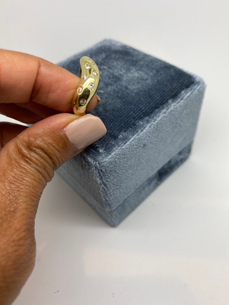 Wavy diamond stackable ring in 14k gold