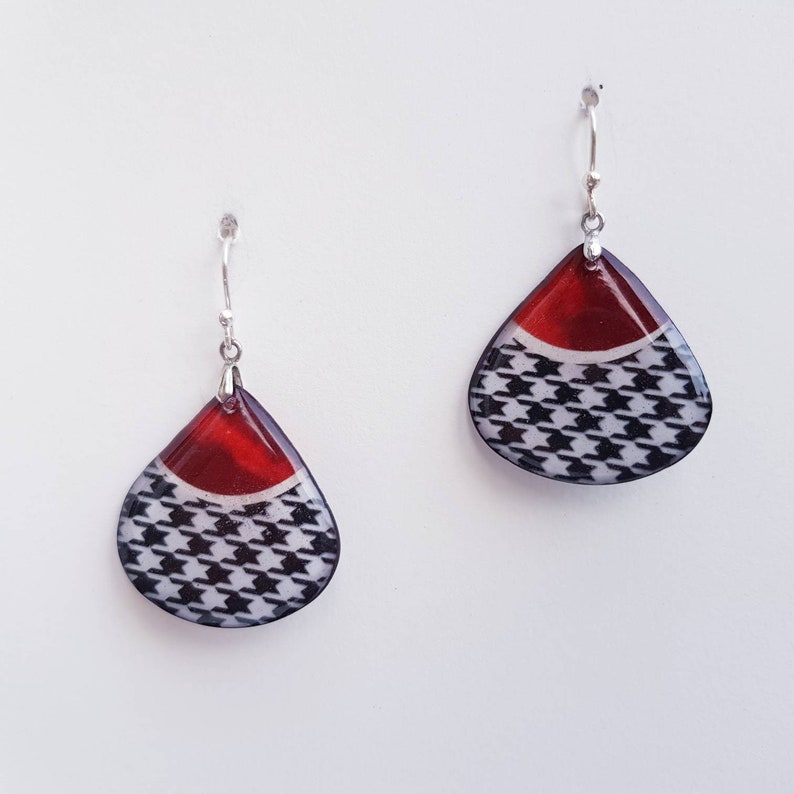red hen/'s foot Pending creative earrings in resin drop light and reversible orange silver mounted or clips.