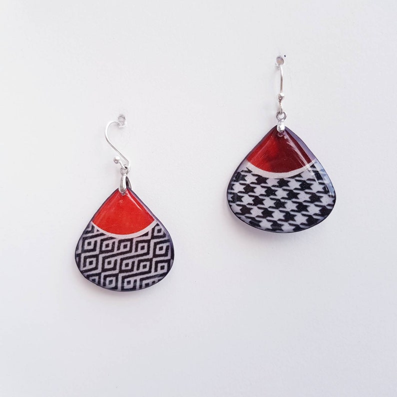 red hen/'s foot Pending creative earrings in resin drop light and reversible orange silver mounted or clips.