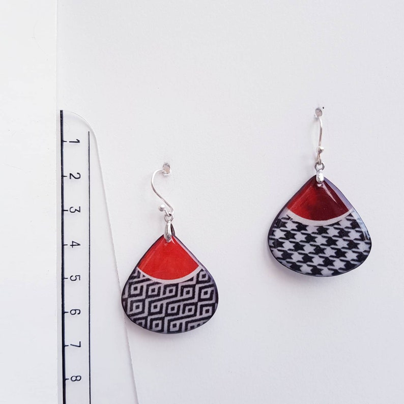 red hen/'s foot Pending creative earrings in resin drop light and reversible orange silver mounted or clips.