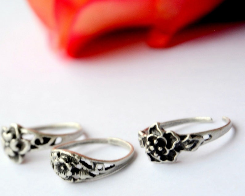 Romantic silver Ring Small flower boho ring Petite thin rose ring Rose engraved Ring,3D engraved bud rose bouquet ring daisy wrap ring