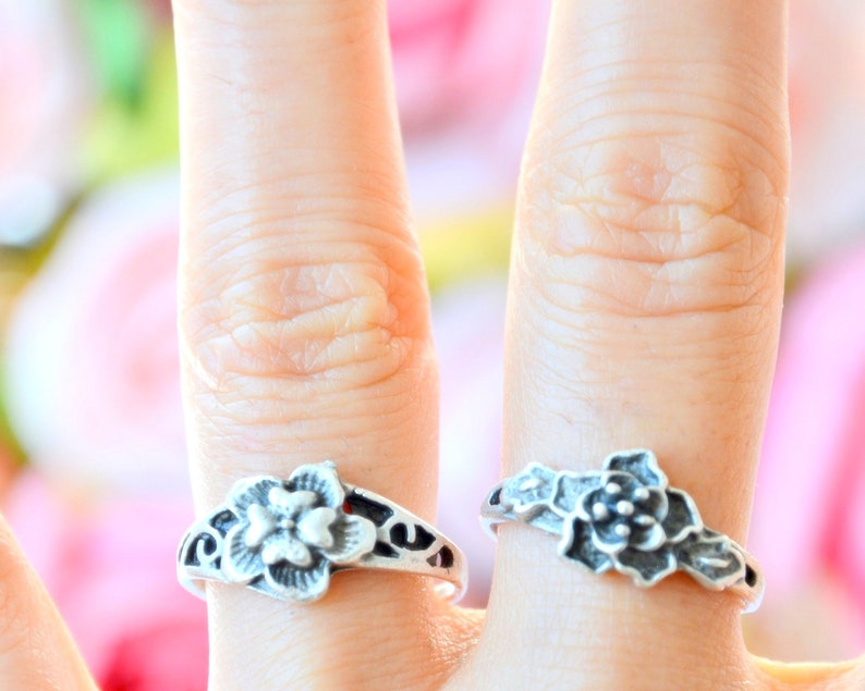 Romantic silver Ring Small flower boho ring Petite thin rose ring Rose engraved Ring,3D engraved bud rose bouquet ring daisy wrap ring