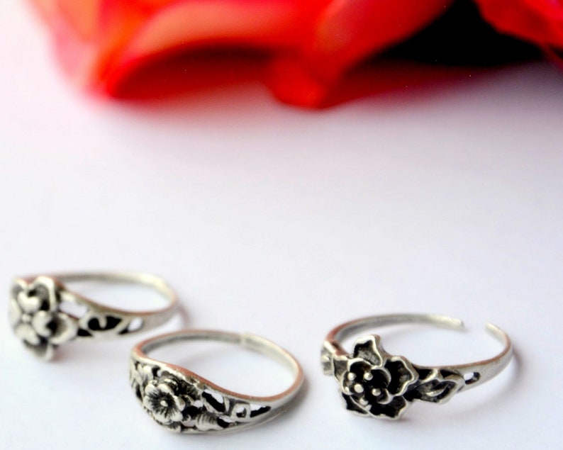 Romantic silver Ring Small flower boho ring Petite thin rose ring Rose engraved Ring,3D engraved bud rose bouquet ring daisy wrap ring