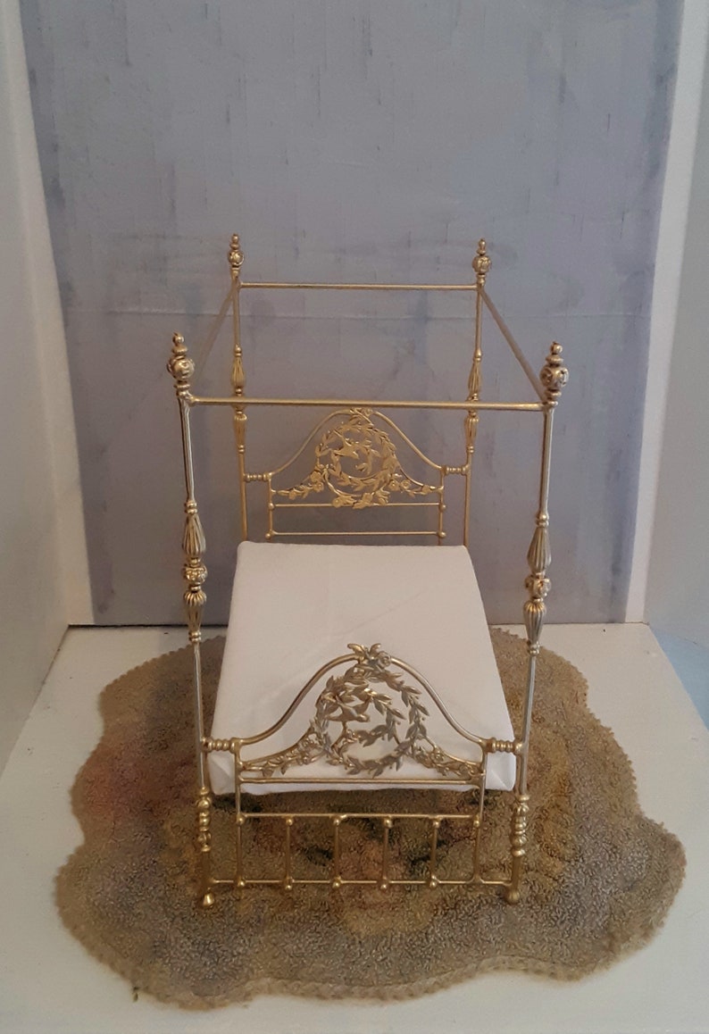 dollhouse miniature canopy bed